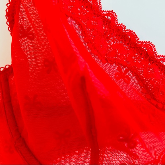 ❤️ VS Red Lace Bra, 38C NWT ❤️ - Picture 8 of 9